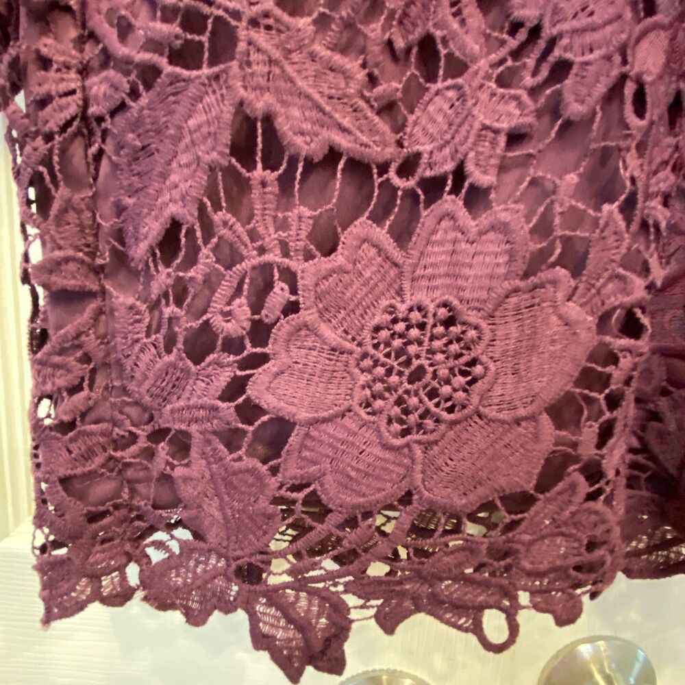 L'Atiste Crochet Lace Sheath Dress M Purple Lined Scallop Edges Bell Sleeves NEW - Picture 5 of 7